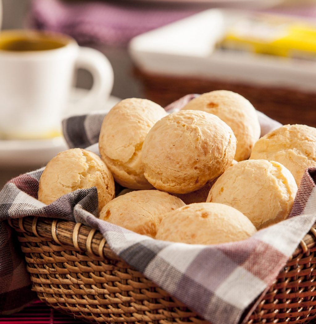 Brazilian cheese buns. Mesa de café da manha com pão de queijo